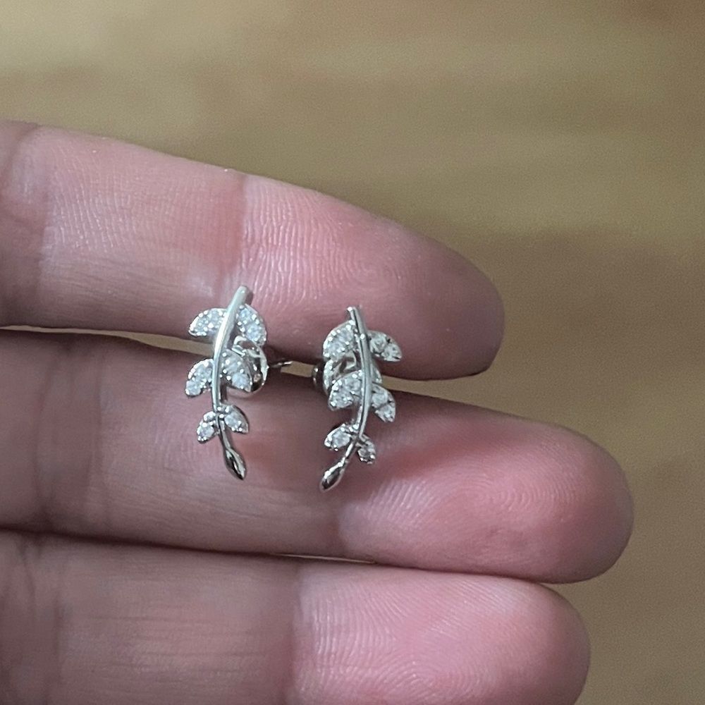 The Mini Leaf dainty stud earrings in cubic zirconia and 925 - Picture 10 of 10